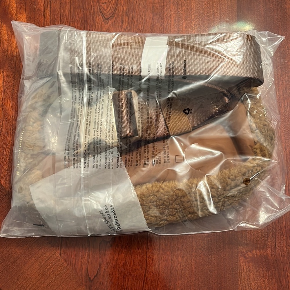 FIRM! lululemon Fleece Everywhere Belt Bag 1L (Brown) - Picture 9 of 11
